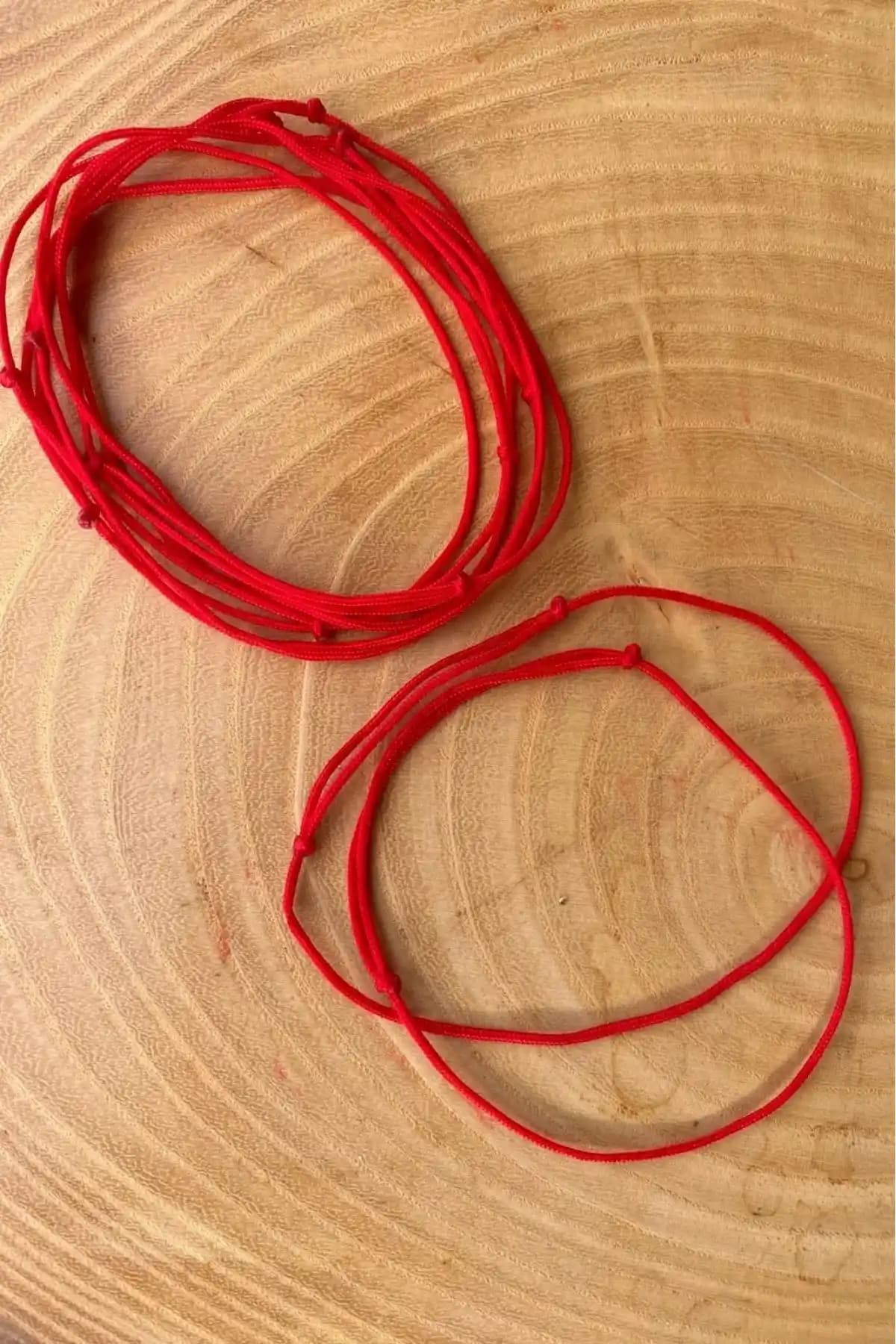 BAE Atölye 10'lu Kırmızı Şans İp Bileklik Seti Şıklık ve Anlam Sunar