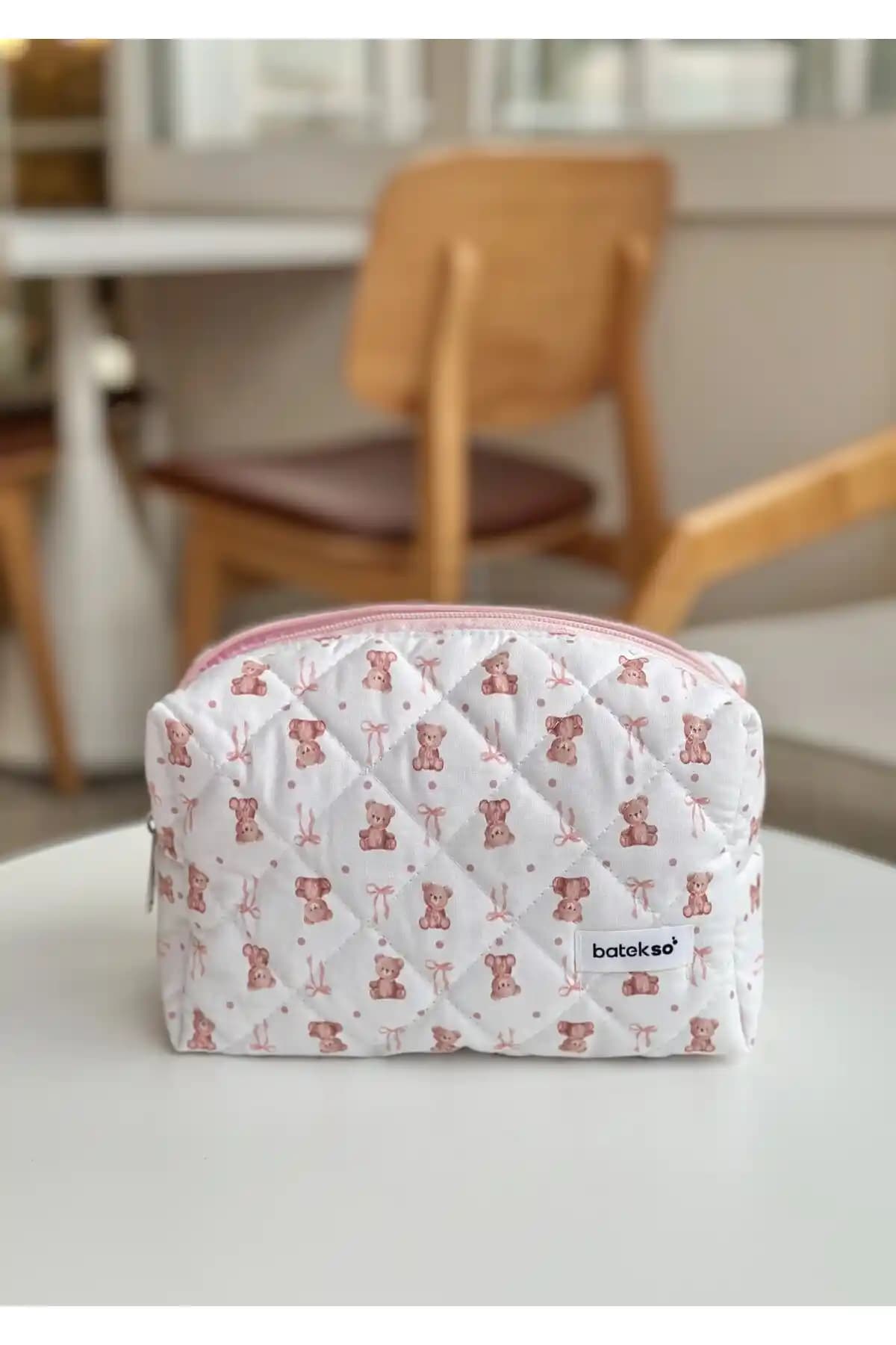 Batekso Pembe Ayıcık Desenli Makyaj Çantası: Şık ve İşlevsel Tasarım Özellikleri