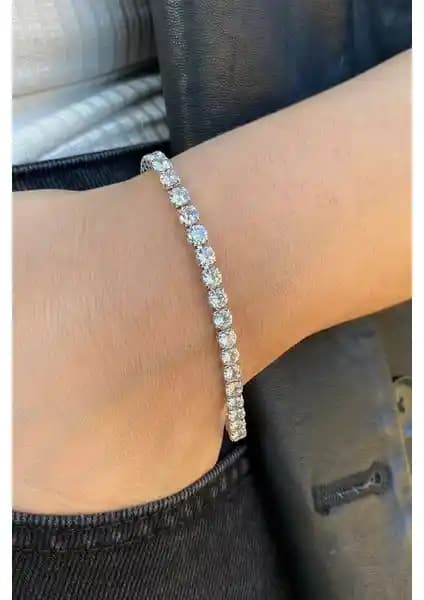 Kadın Su Yolu Gümüş Bileklik Şıklık ve Dayanıklılığı Bir Arada Sunar