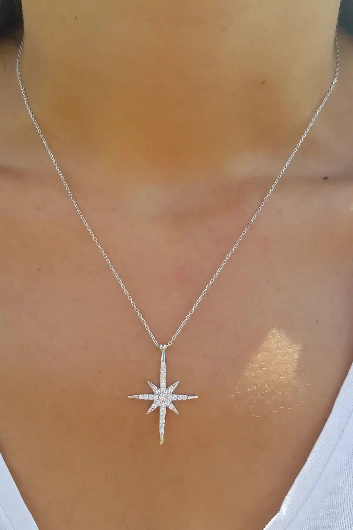 Kadınlar İçin Zarif Gümüş Kutup Yıldızı Kolye - Anlamlı ve Şık Takı Seçeneği