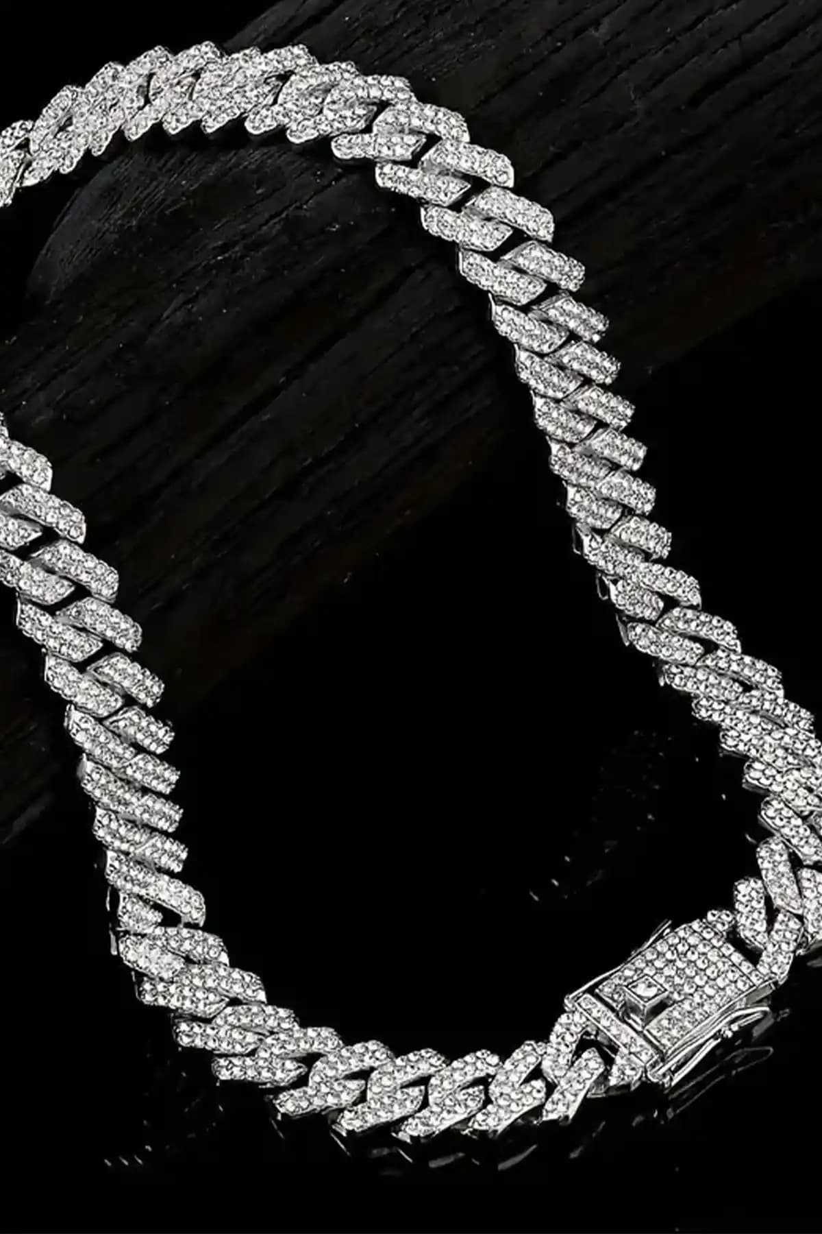 Laria Jewelry Taşlı Büyük Küba Zincir Kolye: Şıklık ve Dayanıklılık Bir Arada