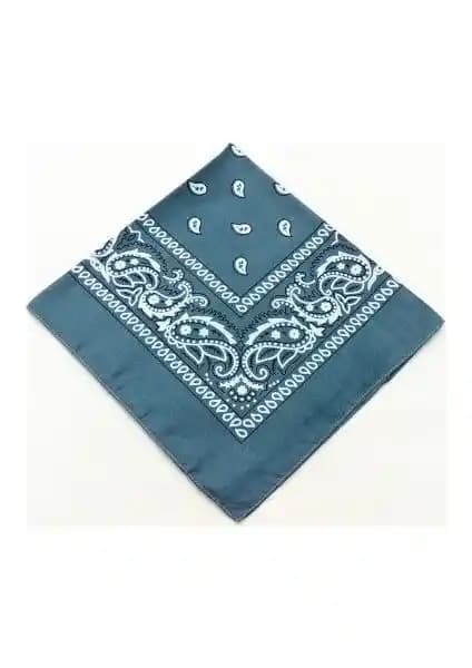 Melek Kare Bandana Fular: Şıklık ve Rahatlığı Bir Arada Sunan Çok Yönlü Aksesuar