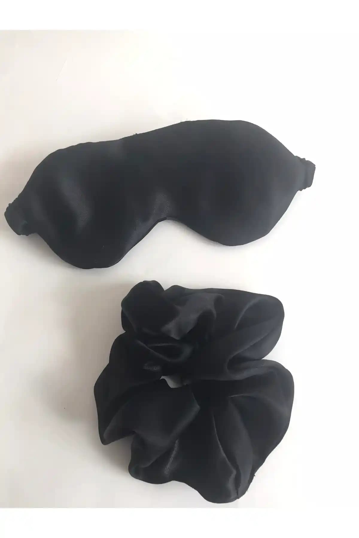 PratikDikisco Siyah Saten Göz Bandı ve Toka Seti ile Konforlu ve Şık Uyku Deneyimi