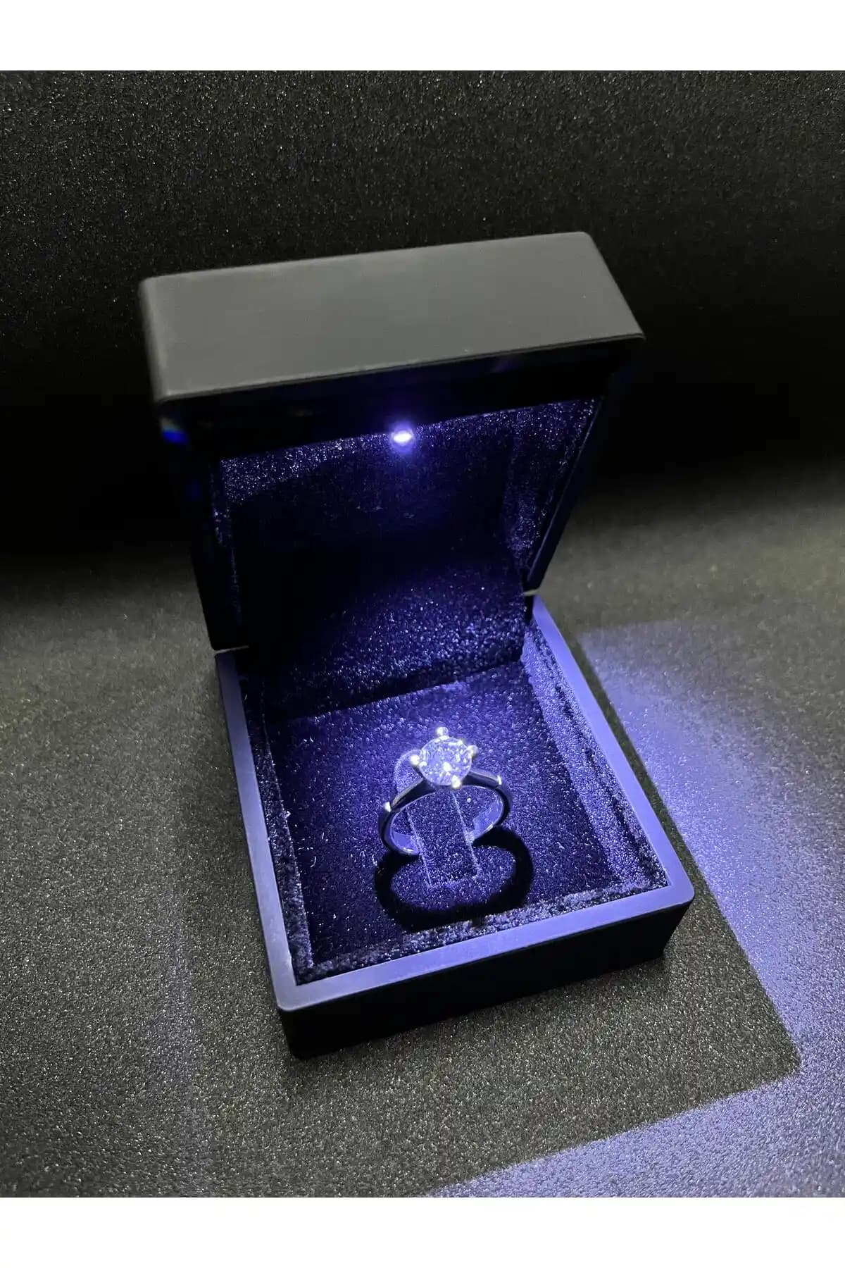 Sepetten Eve Işıklı Kutuda Pırlanta Tektaş Yüzük: Modern ve Şık Kadın Takısı