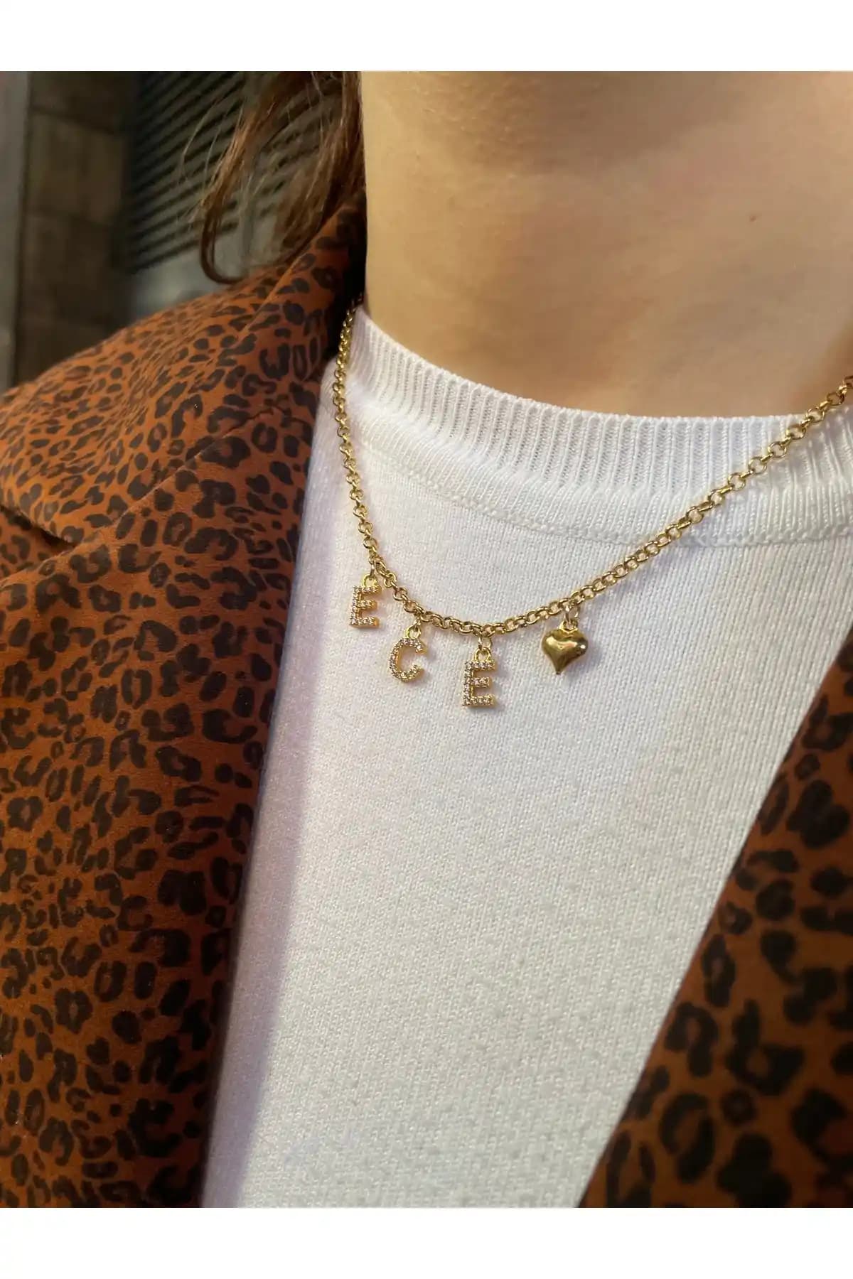 Vona Atelier Kişiye Özel Çelik İsimli Kolye Modern ve Şık Tasarım Özellikleri