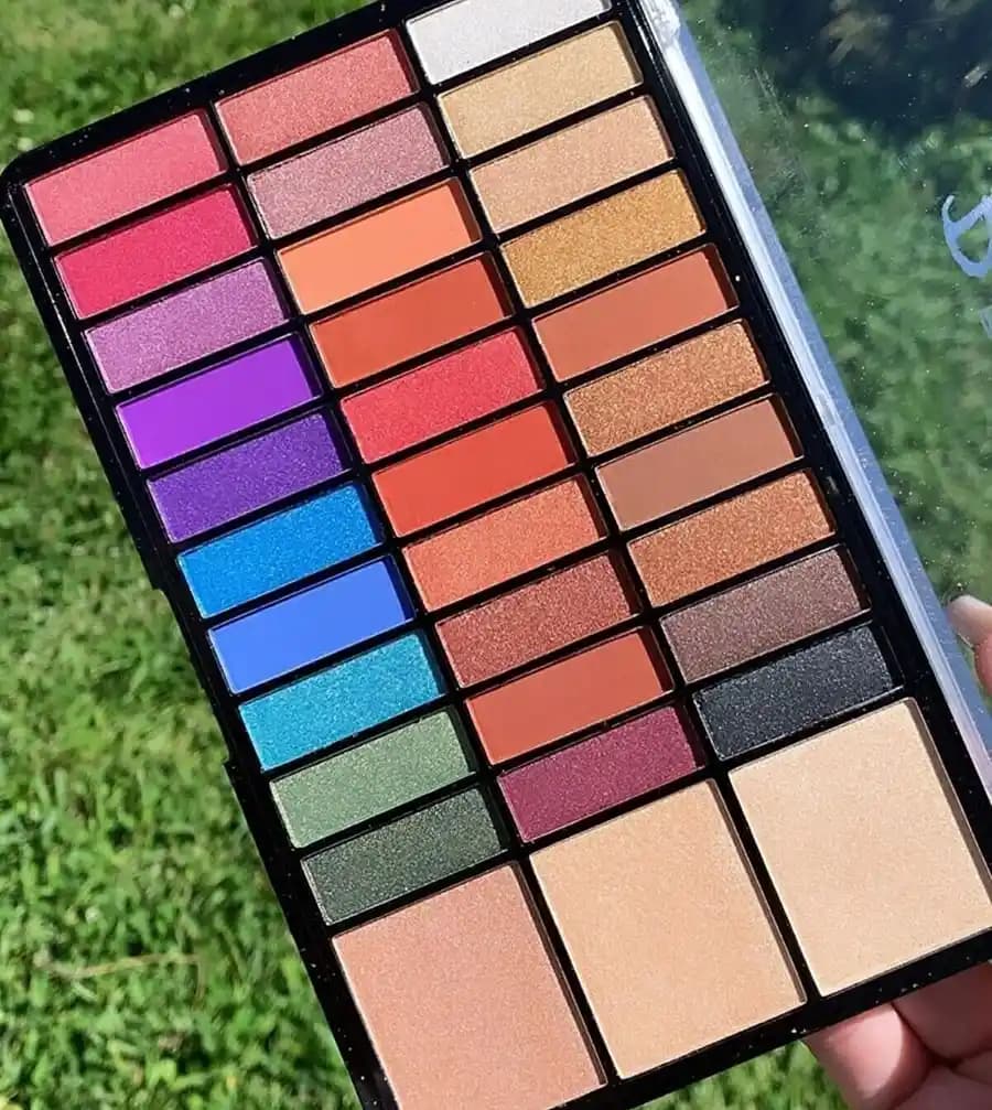 Canlı Renkler Far Paletleri ile Cesur ve Yaratıcı Makyaj Adımları