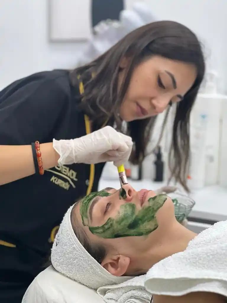 Cilt Yenileme İçin Peeling Yöntemleri: Türleri, Uygulama ve Dikkat Edilmesi Gerekenler
