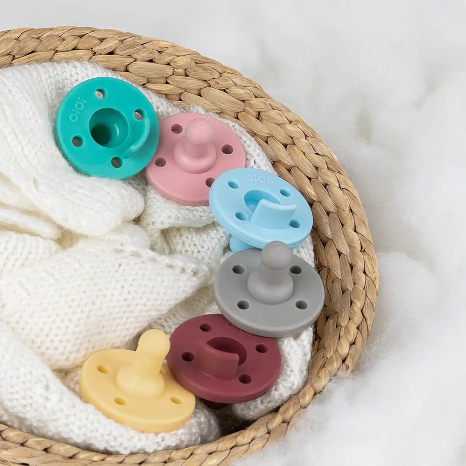 Damaklı Emzikler: Bebeklerin Ağız ve Damak Gelişimini Destekleyen Güvenli Seçenekler