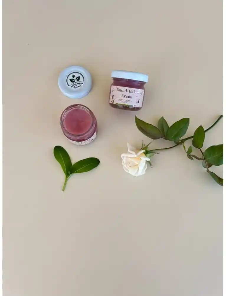 Doğal İçerikli Dudak Bakım Kremleri: Sağlıklı ve Parlak Dudaklar İçin Rehber