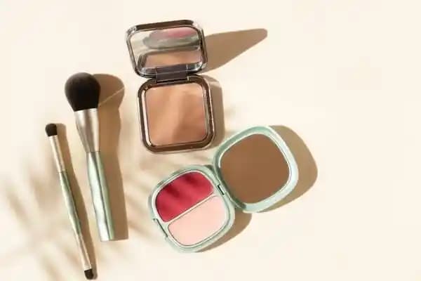 Doğal Koruyucu Makyaj Ürünleri: Sağlıklı ve Çevre Dostu Güzellik Seçenekleri