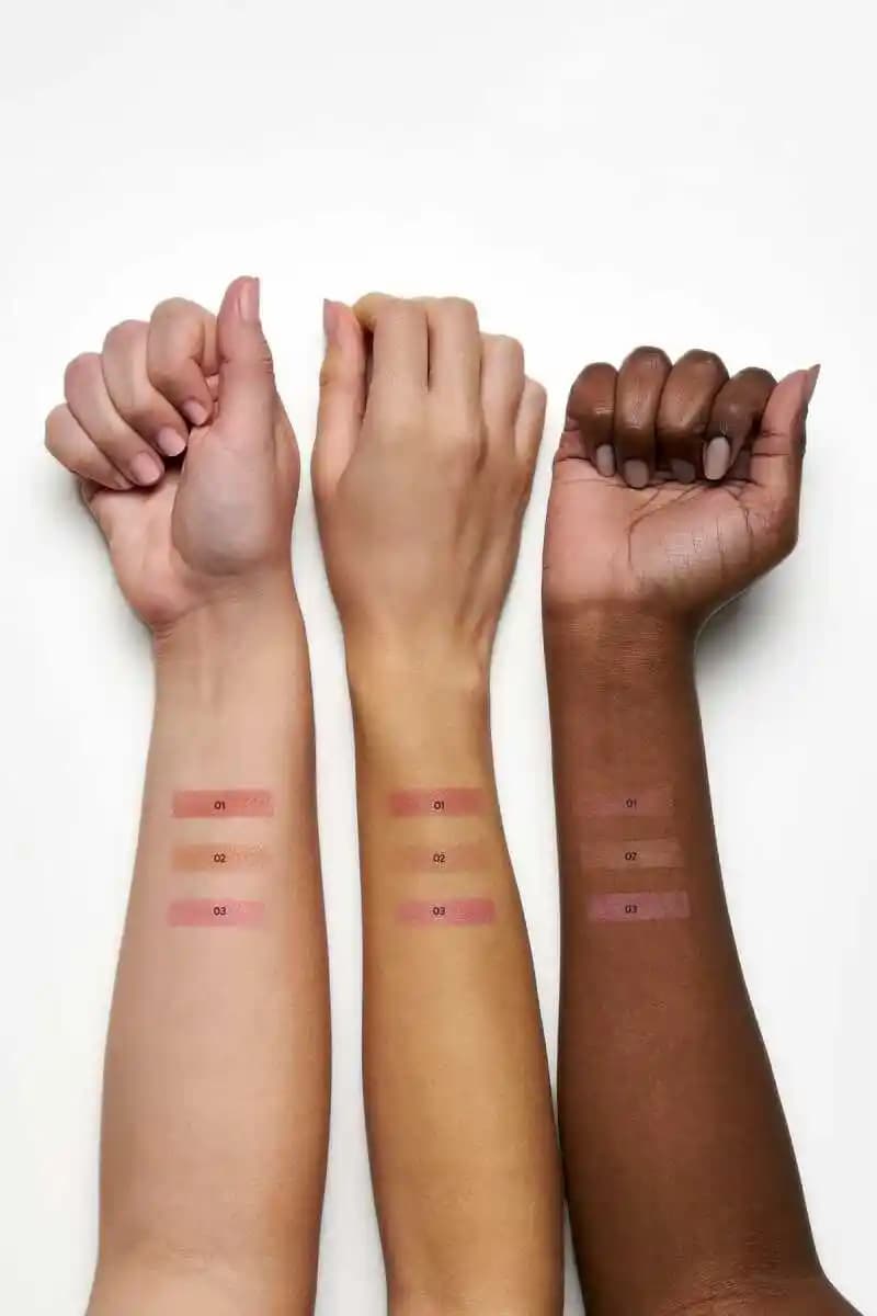 Doğal Tonlarda Top Allıklar: Günlük Makyajda Sadelik ve Şıklık Sağlayan Seçenekler