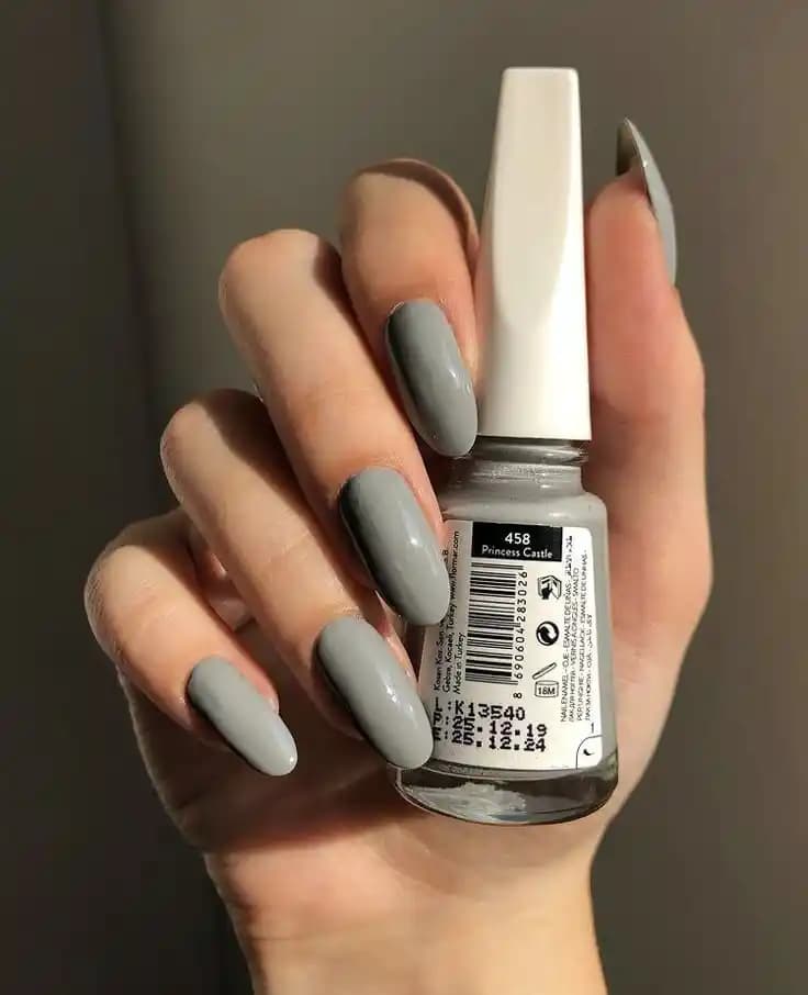 Elegan Tırnaklar İçin Oje Renk Seçenekleri ve Uygulama İpuçları