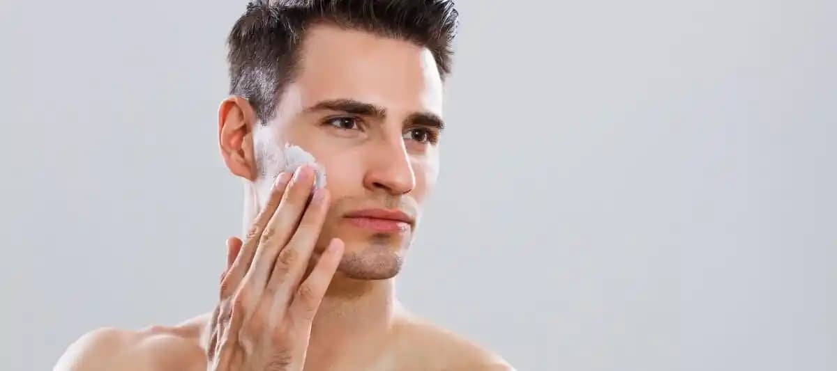 Erkekler İçin Beyazlatıcı Cilt Bakım Trendleri ve Gelecek Perspektifleri