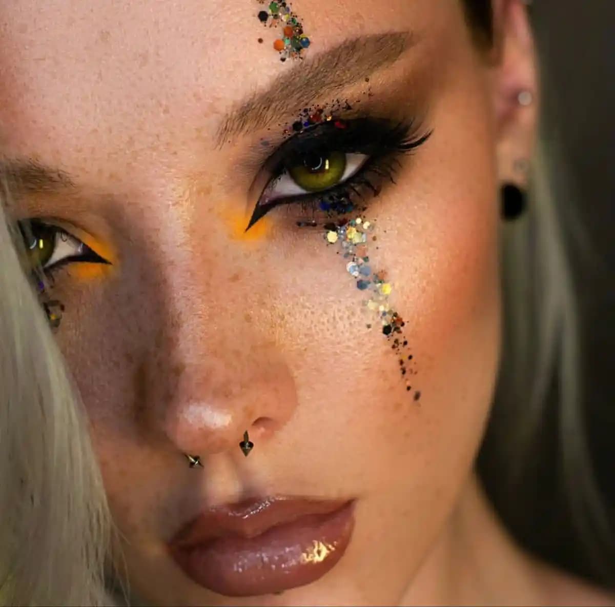 Festival Ruhuna Uygun Jel Eyeliner ile Canlı ve Dayanıklı Göz Makyajı Rehberi