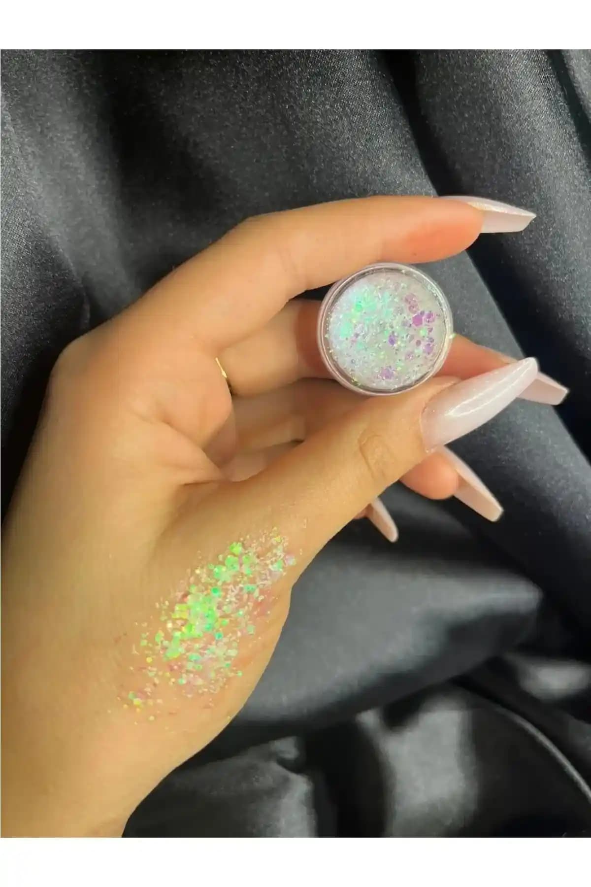 Glitter Tekli Göz Farlarıyla Parlak ve Işıltılı Göz Makyajı Trendleri ve Kullanım İpuçları