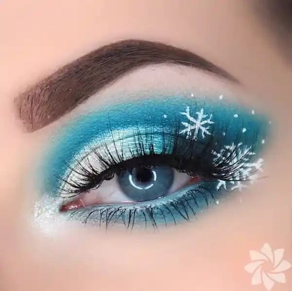 Göz Makyajında Doğal ve Çarpıcı Görünüm Yaratmanın Temel Yolları ve Teknikleri