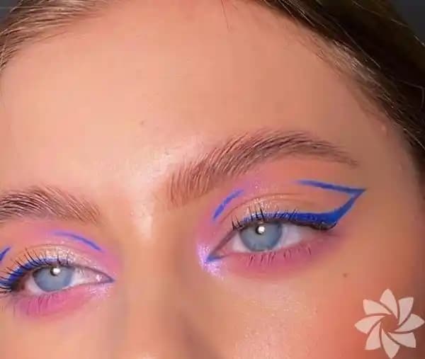 Gözlerde Etkileyici Eyeliner Görünümüne Ulaşmak İçin En İyi Teknikler ve Ürünler