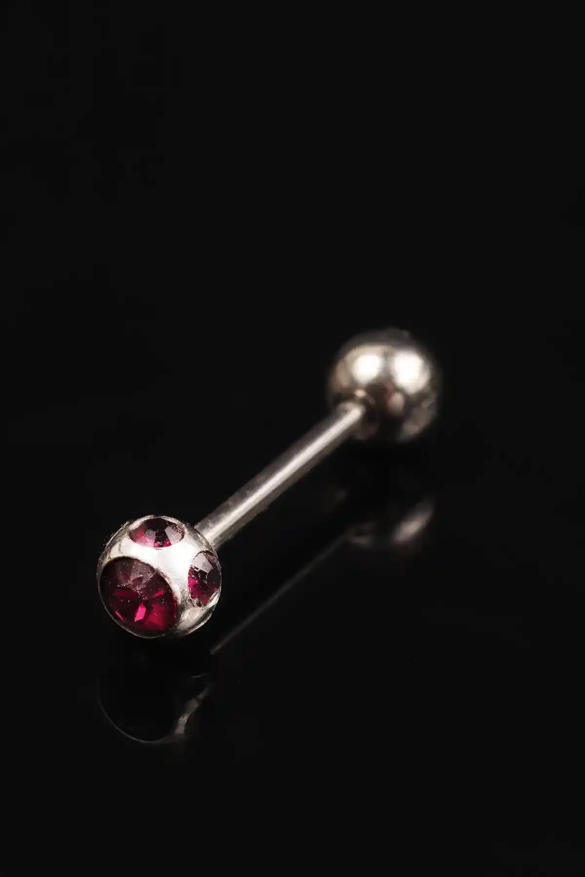 Hassas Ciltler İçin Cerrahi Çelik Piercingler: Güvenli ve Sağlıklı Seçenekler