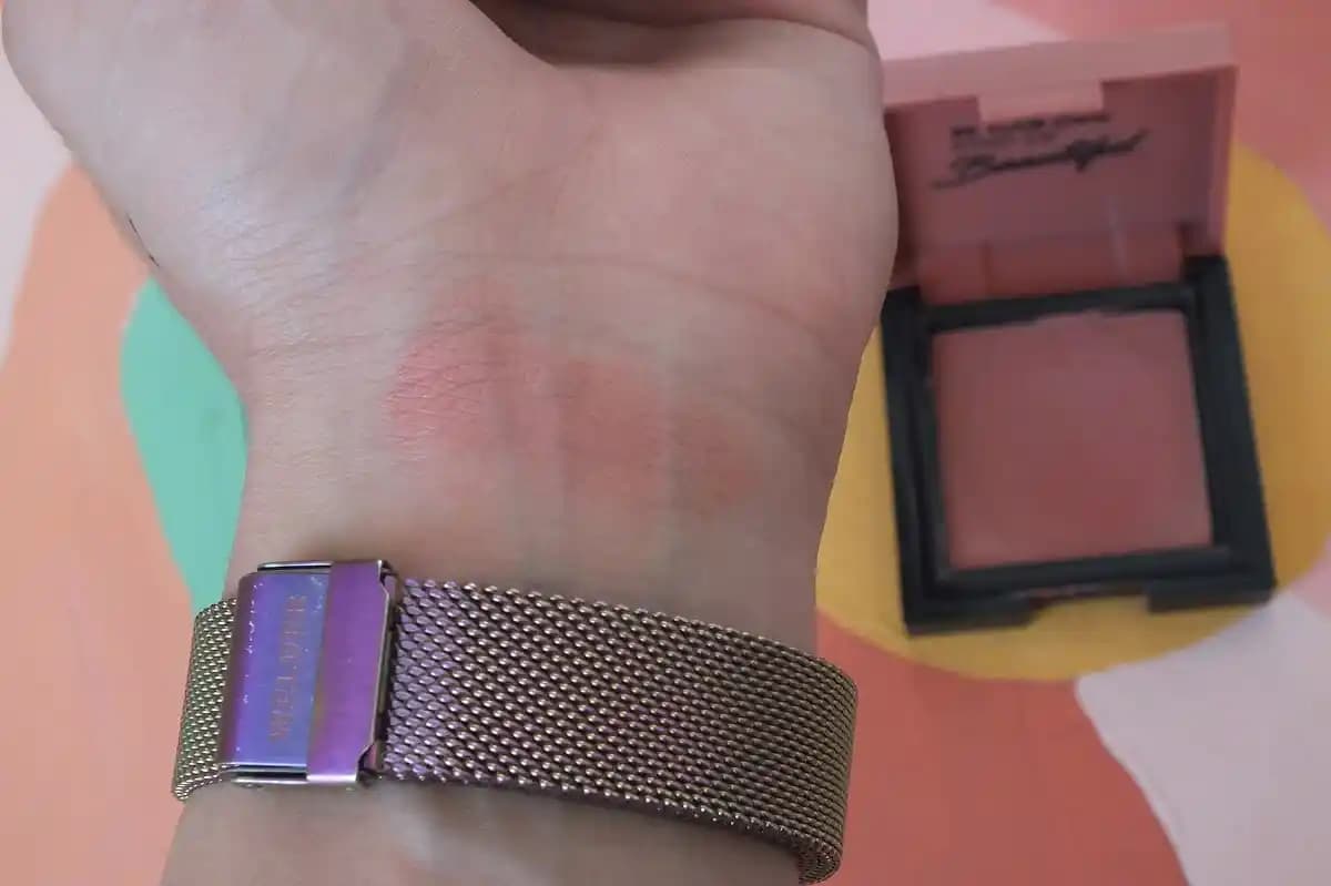 Işıltılı Allıklar ile Doğal Parlaklık ve Yüz Hatlarını Vurgulama Rehberi