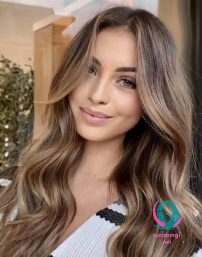 Kullu Kumral Saç Rengi: Doğal Şıklık ve Bakım İpuçlarıyla Uyum Sağlayan Tonlar