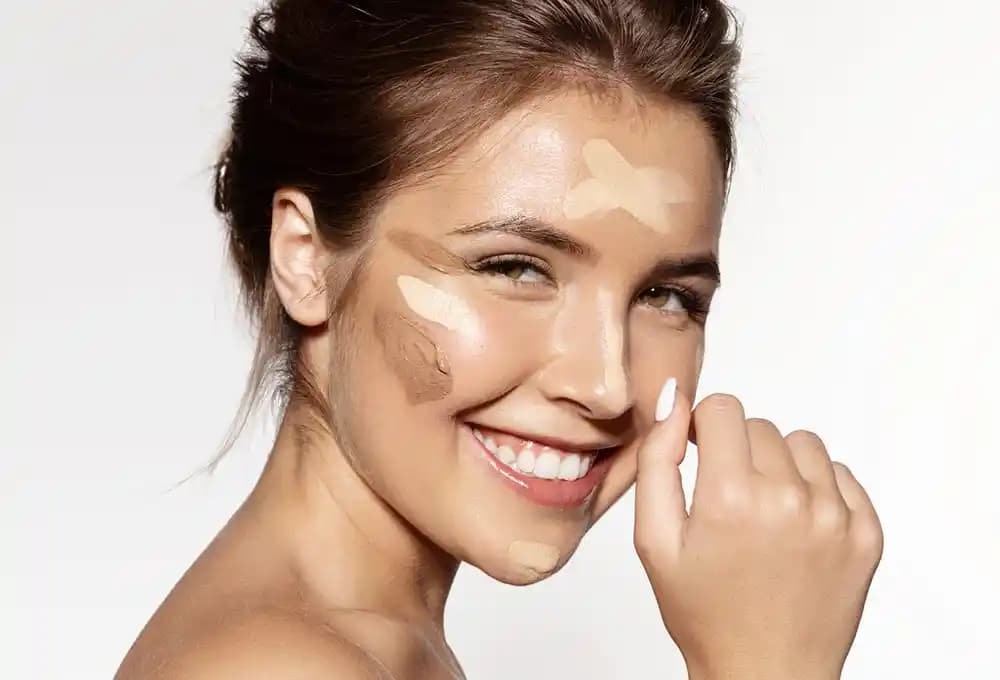 Makyajda Fondöten Seçimi ve Uygulama İpuçları: Doğru Tekniklerle Kusursuz Sonuçlar