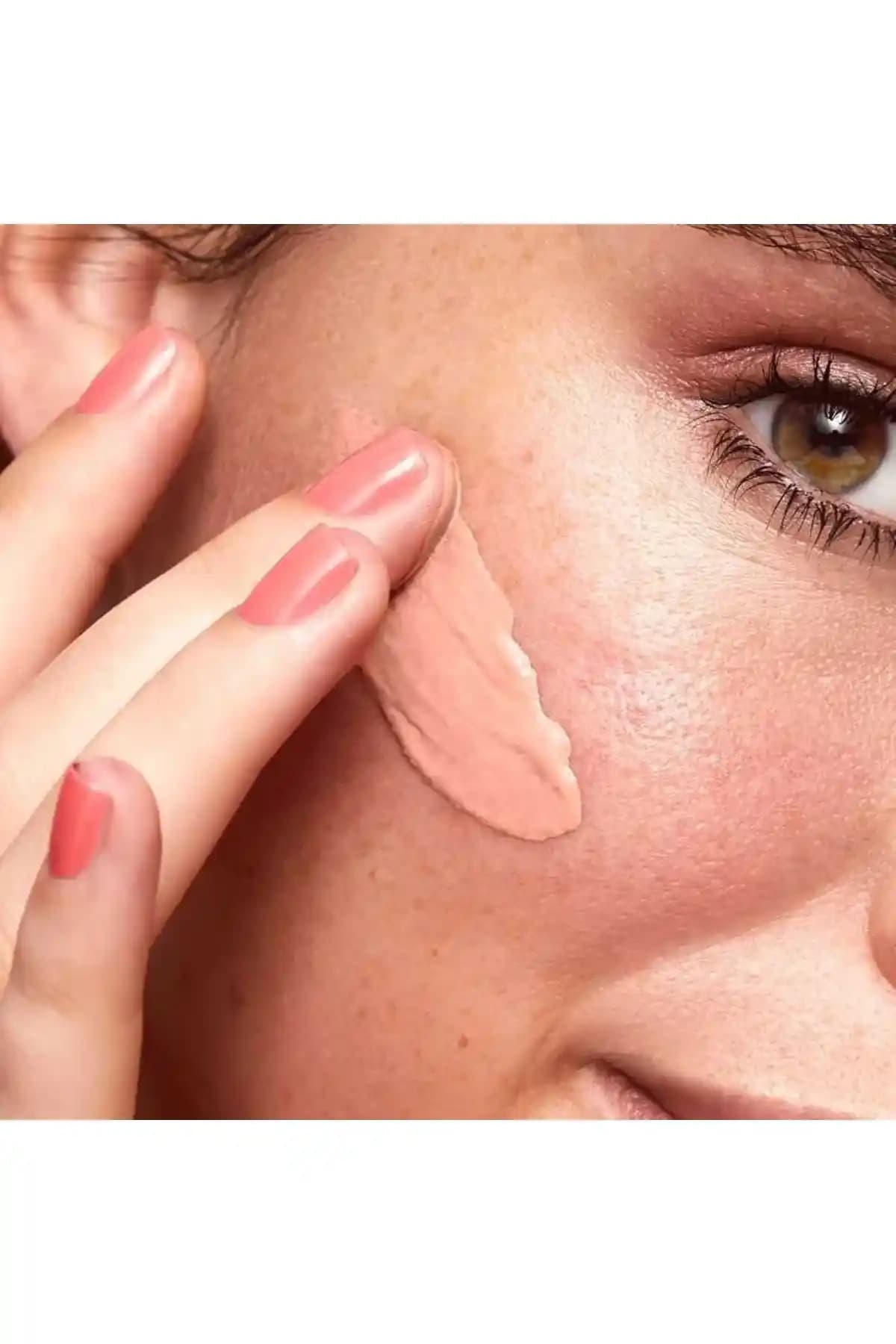 Mat ve Doğal Görünüm İçin Fondöten Rehberi: Uygulama ve Ürün Seçimi İpuçları