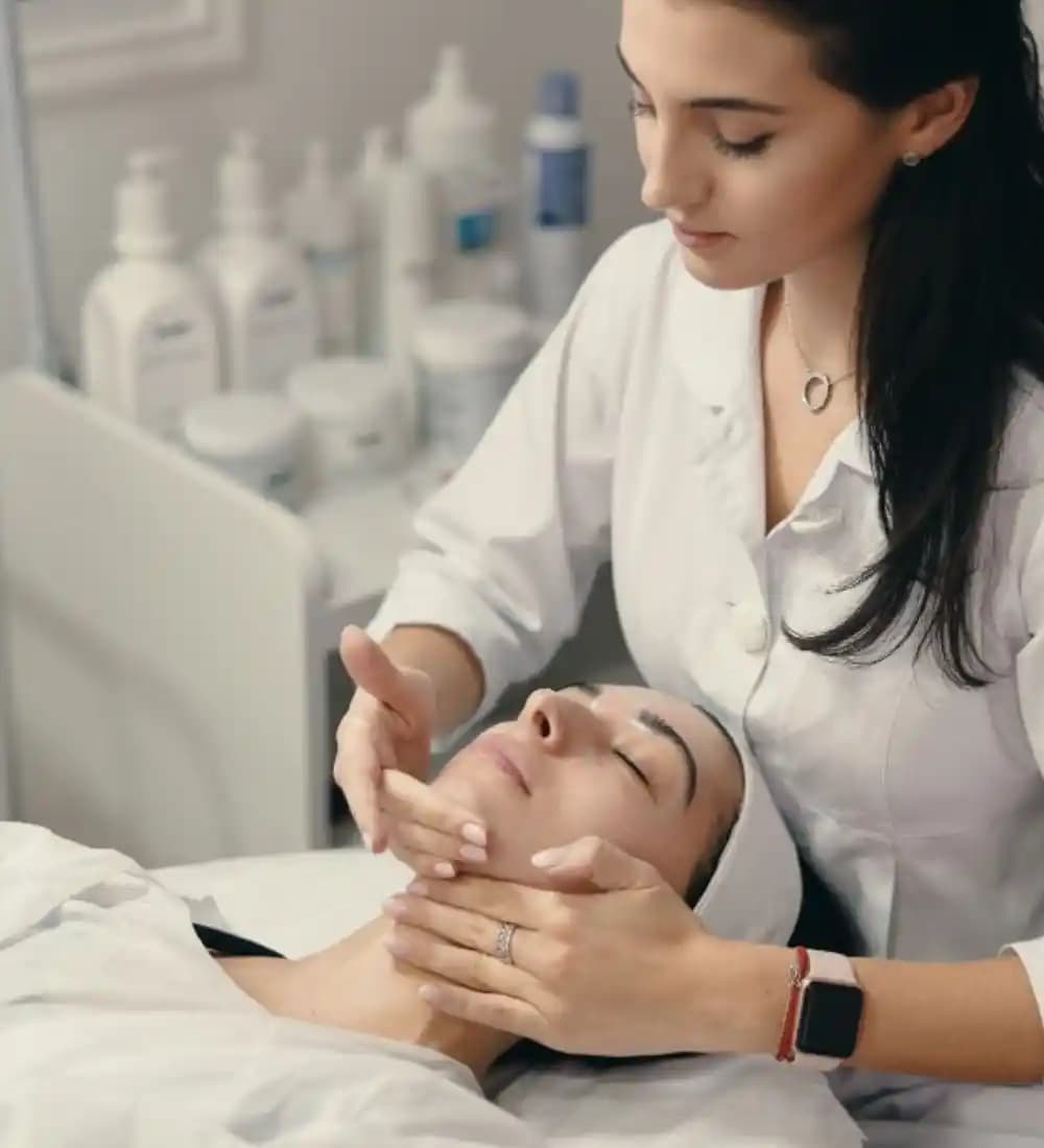 Medikal Yüz Bakım Hizmetleri: Cilt Sağlığını Koruma ve Yenileme Yöntemleri