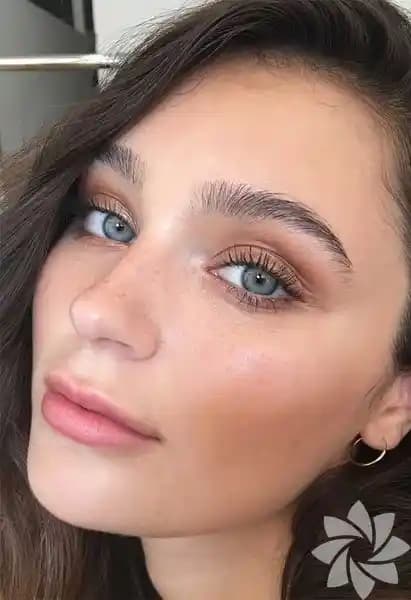 Doğal Görünüm İçin Allık Seçimi ve Uygulama Yöntemleri