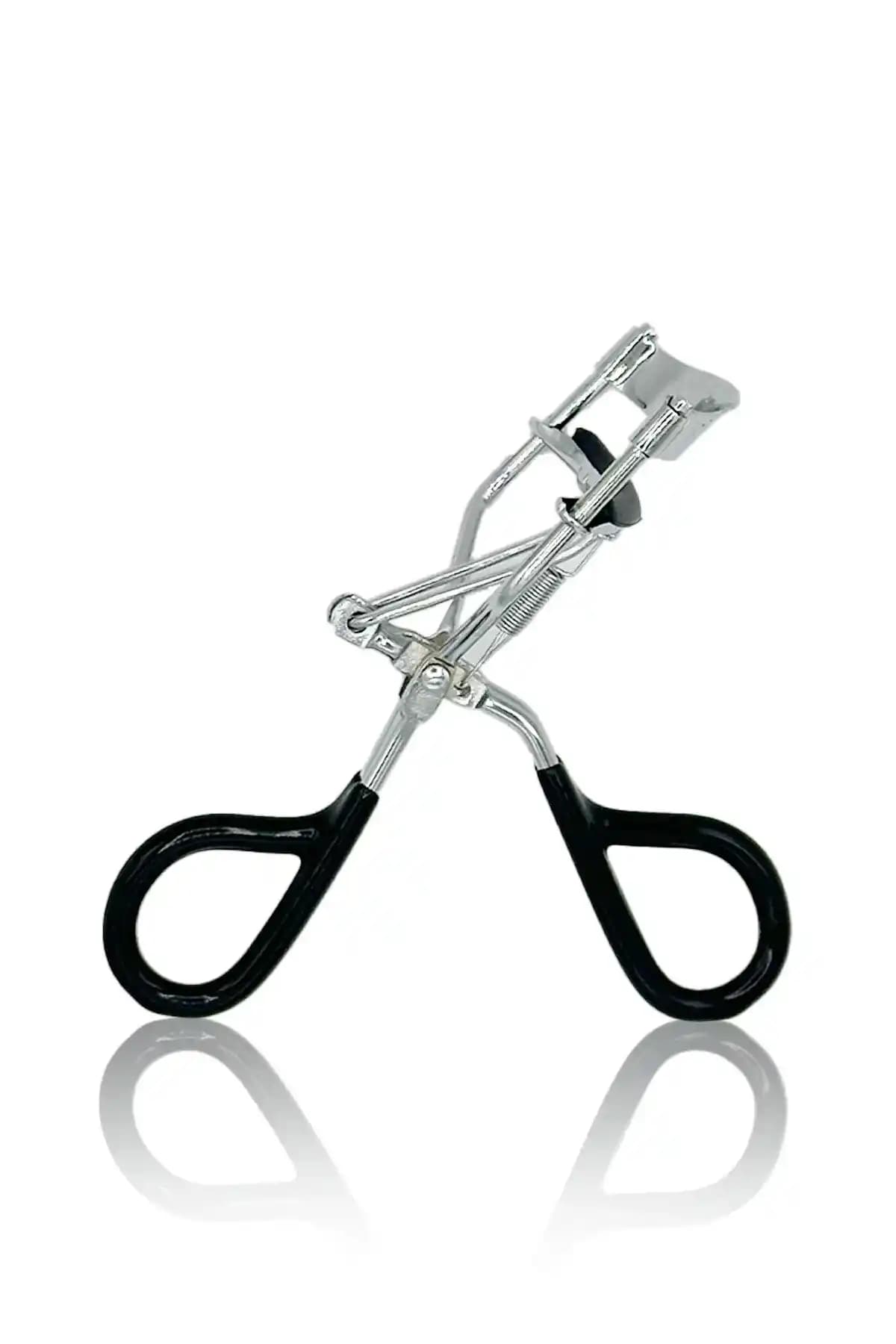 Doğal Kirpik Kıvırıcıları: Gözleri Canlandıran Makyaj Aksesuarları ve Kullanım İpuçları