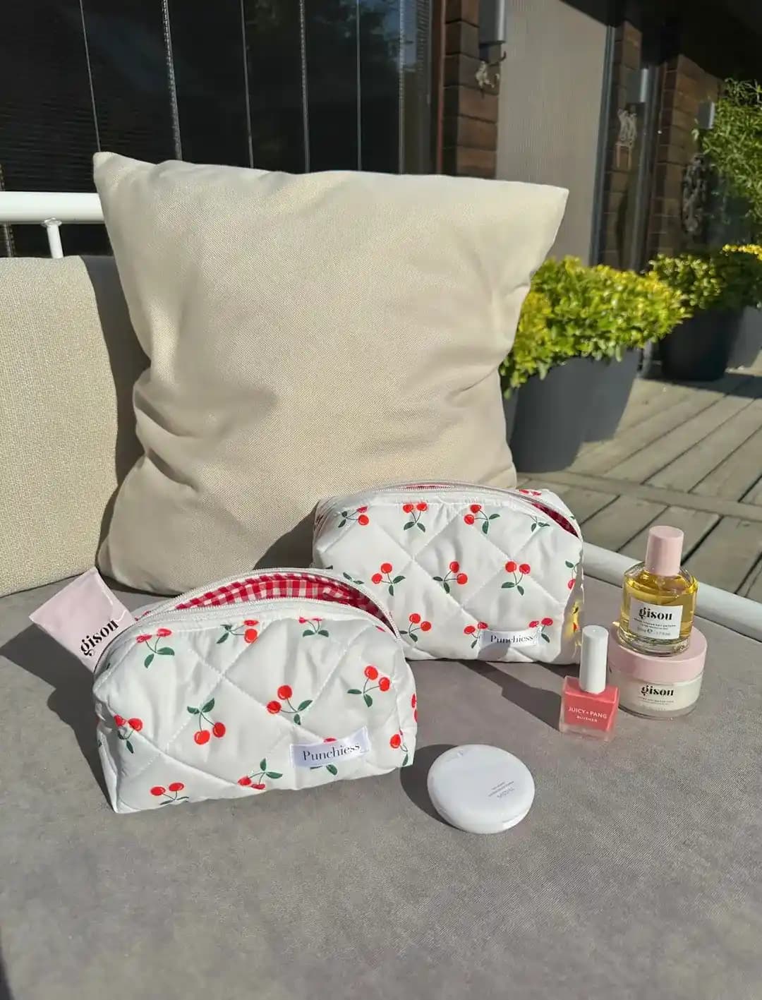 Gençler İçin Sevimli ve İşlevsel Kiraz Desenli Makyaj Çantaları Özellikleri ve Tercih Nedenleri