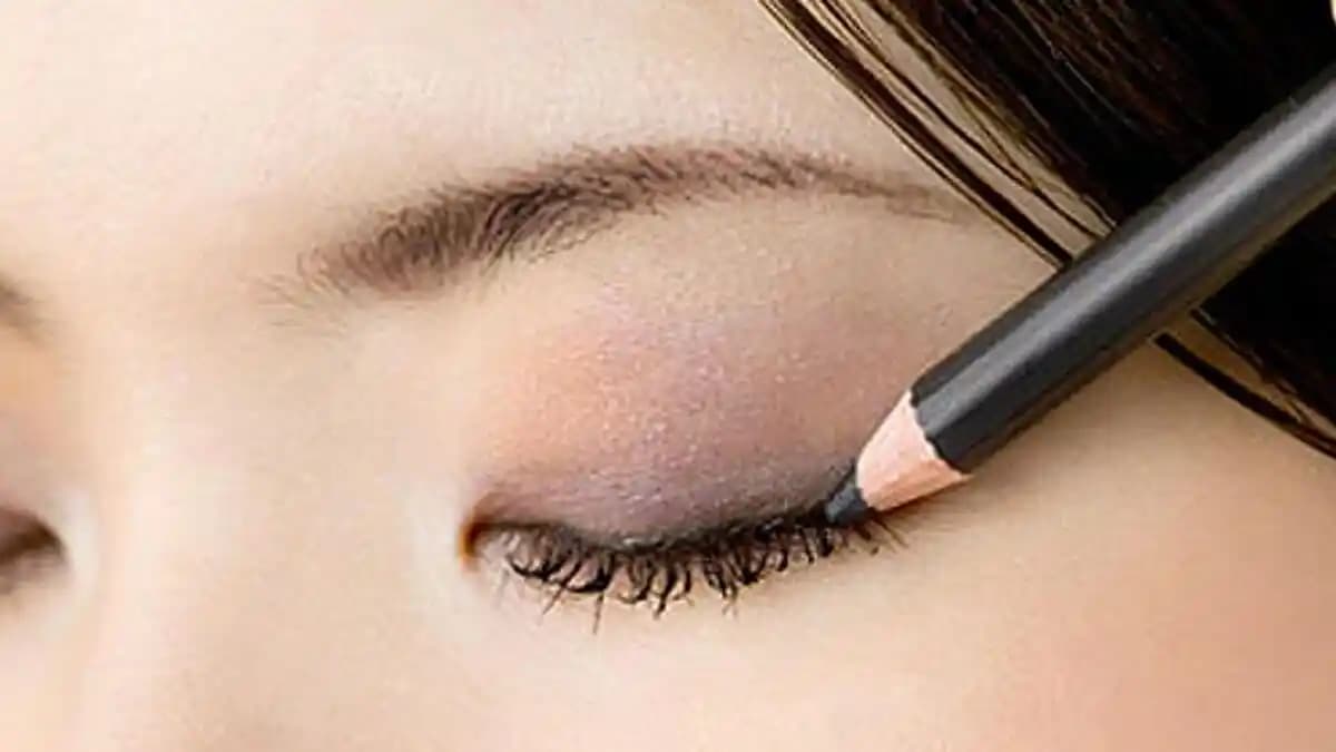 Göz Kalemi Seçimi ve Kullanımı Rehberi: Doğru Ürün ve Tekniklerle Makyajınızı Güçlendirin