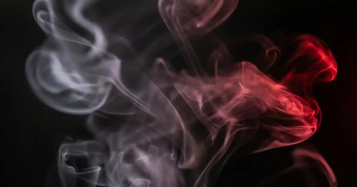 Güçlü Formüllü Parlak Oje: Uzun Süre Dayanan ve Yüksek Parlaklık Sağlayan Kozmetik Ürünleri