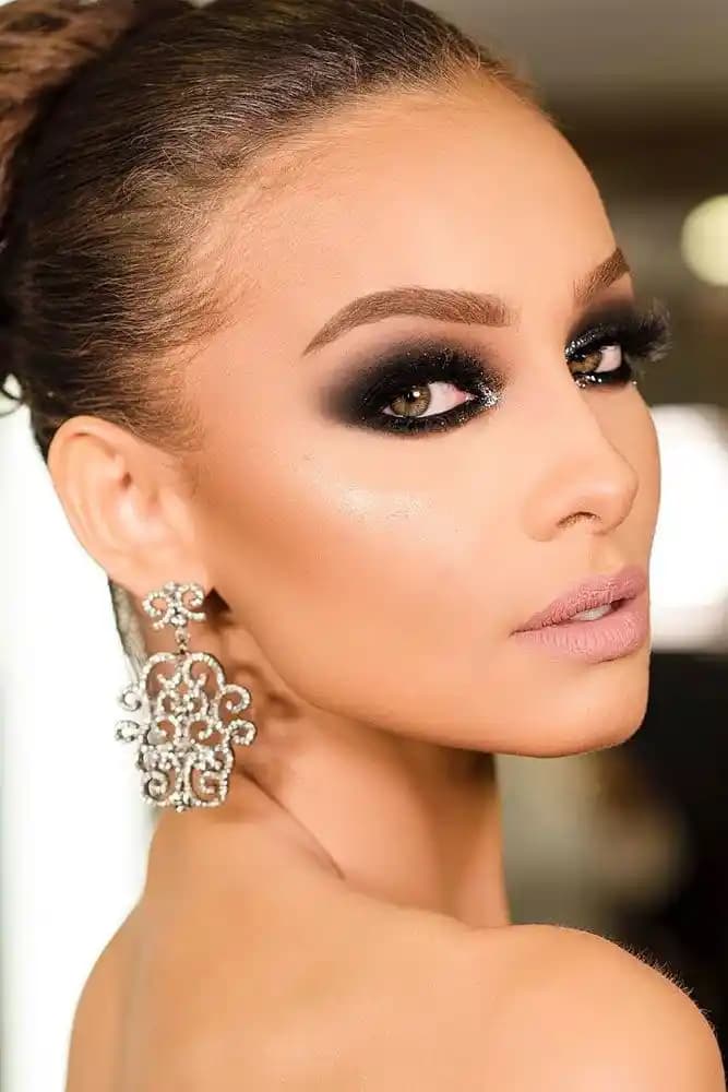 Güncel Smokey Eye Makyaj Trendleri ve Modern Dokunuşlar ile Şık Görünüm