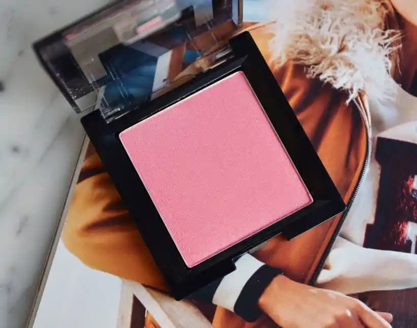 Işıltılı Pembe Allıklar: Doğal ve Parlak Görünüm İçin En İyi Seçenekler