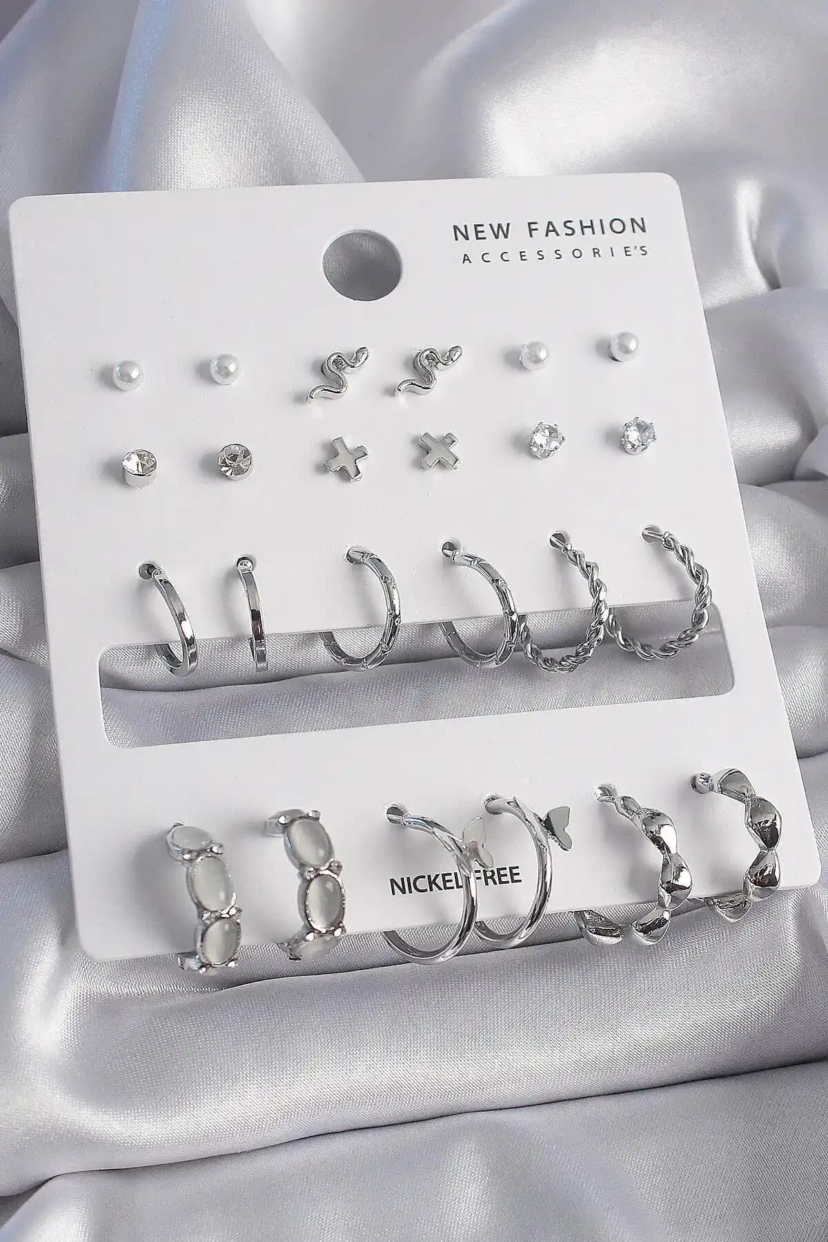 Kadın Gümüş Küpe Setleri: Şıklık ve Zarafetin Modern Simgesi