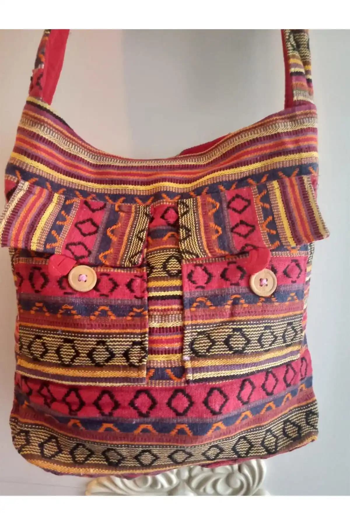 Kadın Omuz Çantalarında Etnik Kilim Deseni: Stil ve Gelenek Arasında Bir Köprü