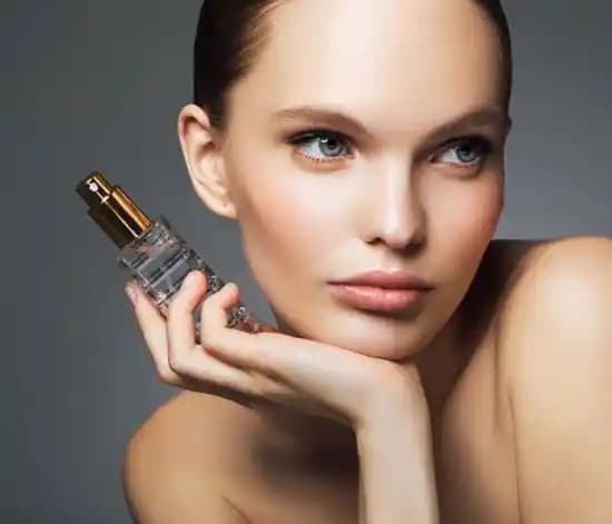 Kadın Parfümü Seçimi ve Güzellik Deneyiminde Koku Kullanımı Rehberi