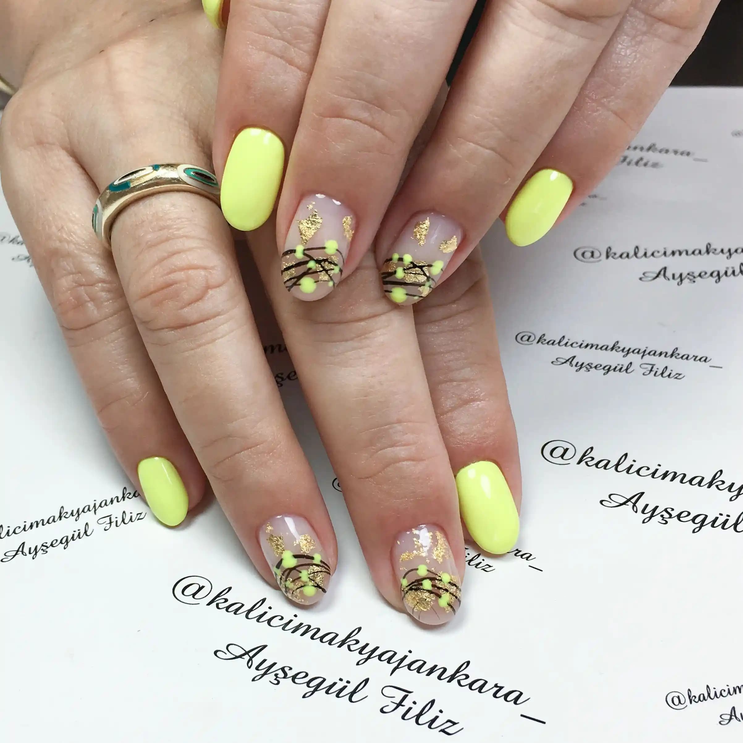 Kalıcı Neon Sarı Oje M236: Uzun Süre Dayanan Parlak ve Canlı Renk Seçeneği