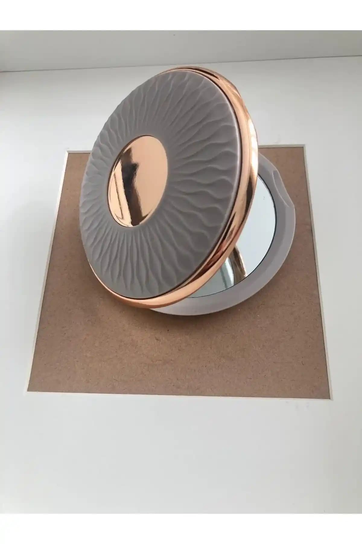 Kompakt El Aynalarının Özellikleri ve Makyajda Kullanım Avantajları