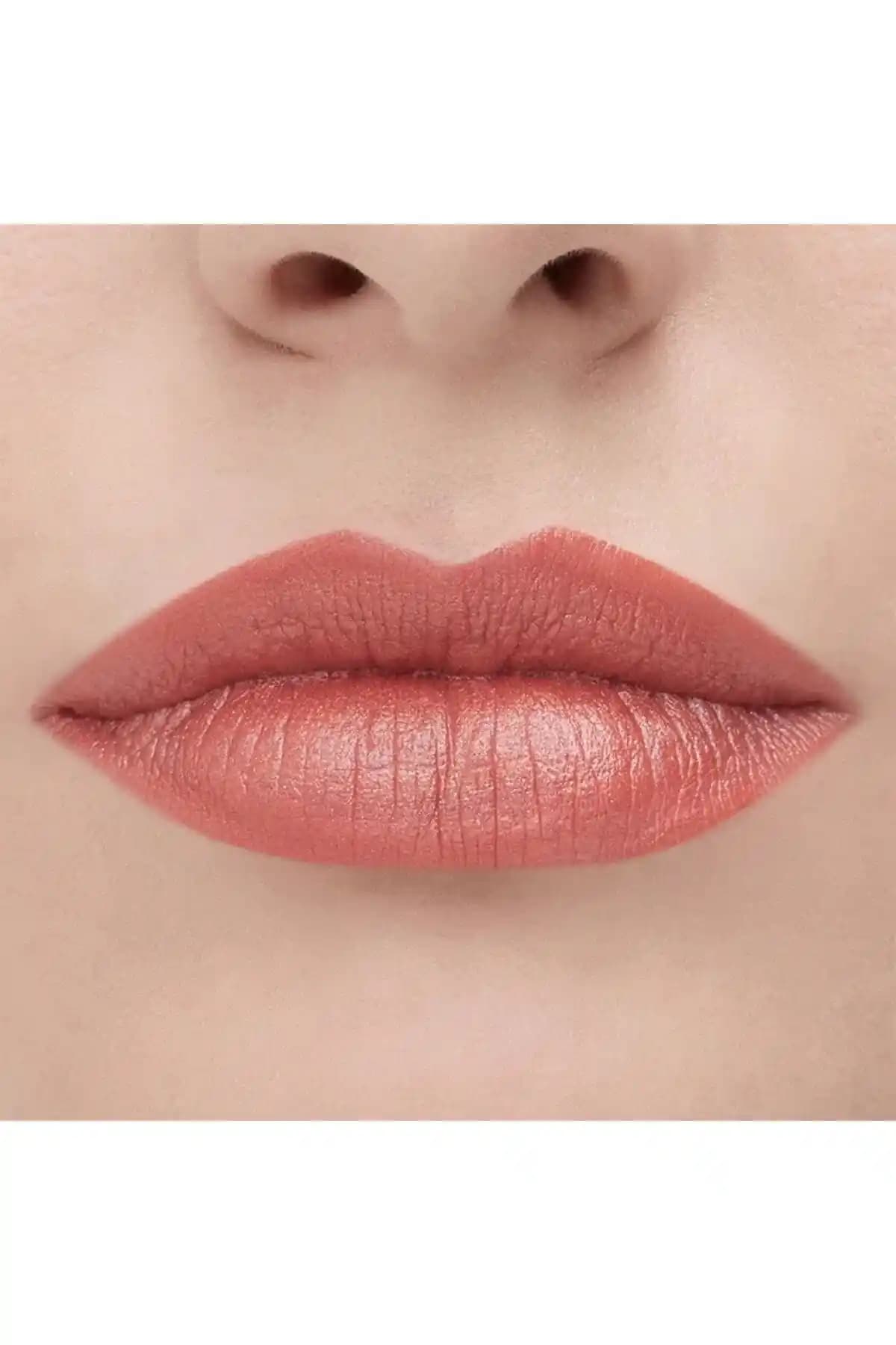 Kremsi Parlak Rujlar: Yüksek Uygulama Kolaylığı ve Göz Alıcı Görünüm Sağlar