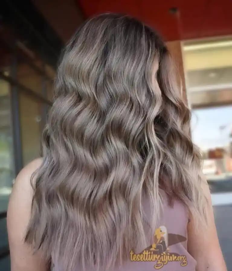 Küllü Kumral Saç Rengi: Moda ve Bakım İpuçlarıyla Şık Görünüm Yaratın