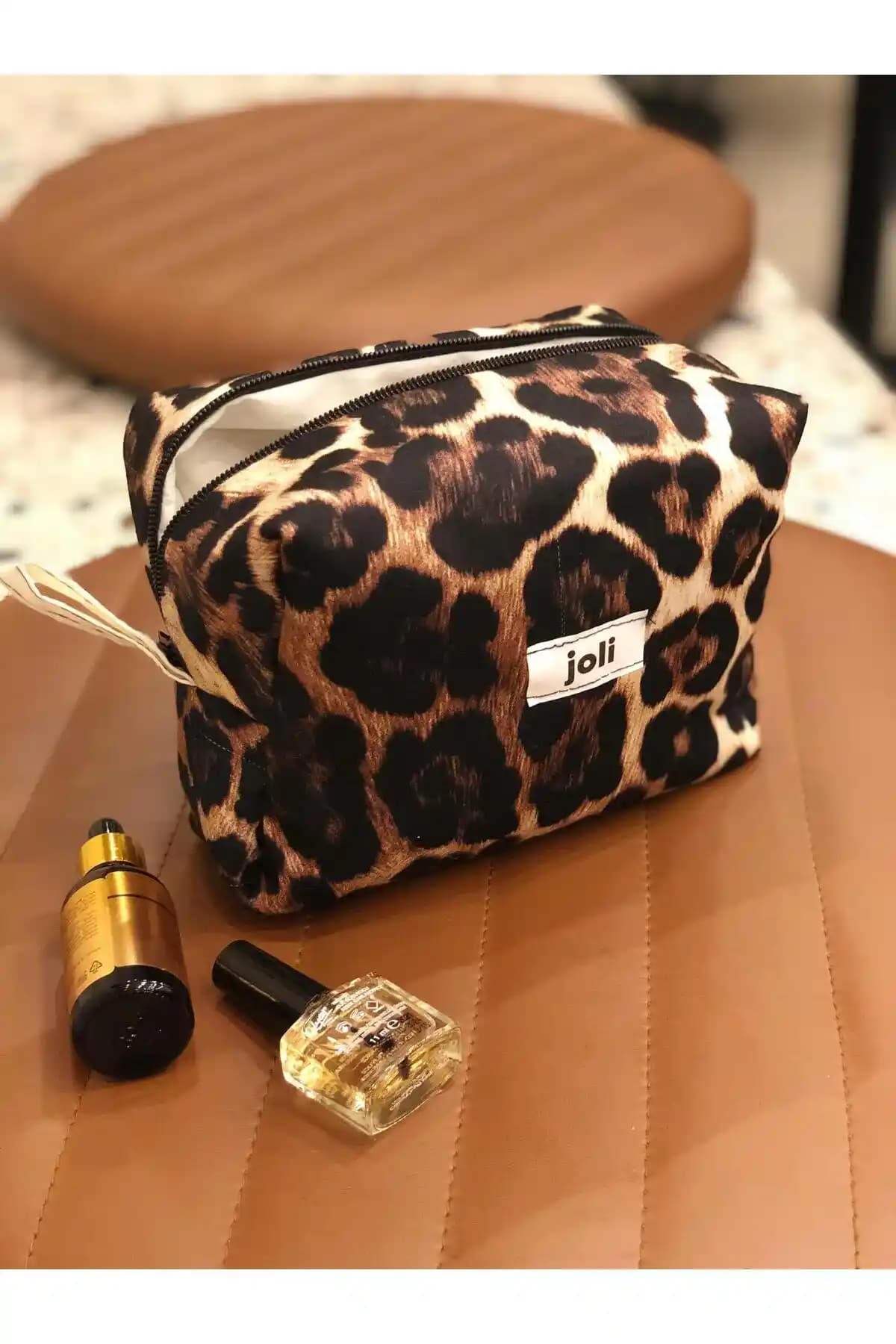 Leopar Desenli Kozmetik ve Seyahat Çantaları: Estetik ve Fonksiyonellik Bir Arada