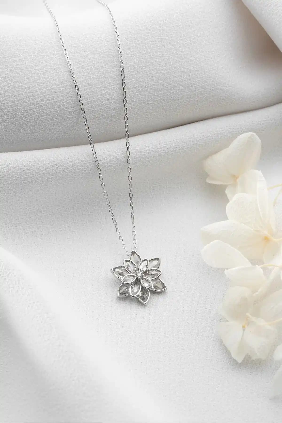 Lotus Deseni Kolye: Özellikleri, Kullanıcı Yorumları ve Piyasa Durumu Analizi