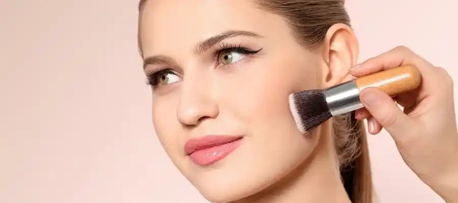 Makyajda Doğru Fondöten Seçimi ve Uygulama İpuçlarıyla Doğal Güzelliğinizi Ön Plana Çıkarın