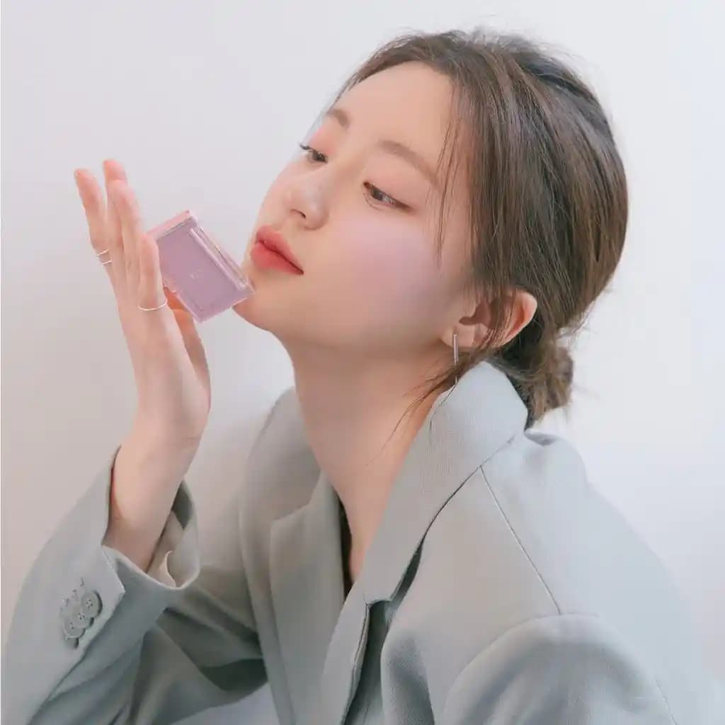 Mat Allıklar ile Doğal ve Kalıcı Makyaj Trendleri 2023