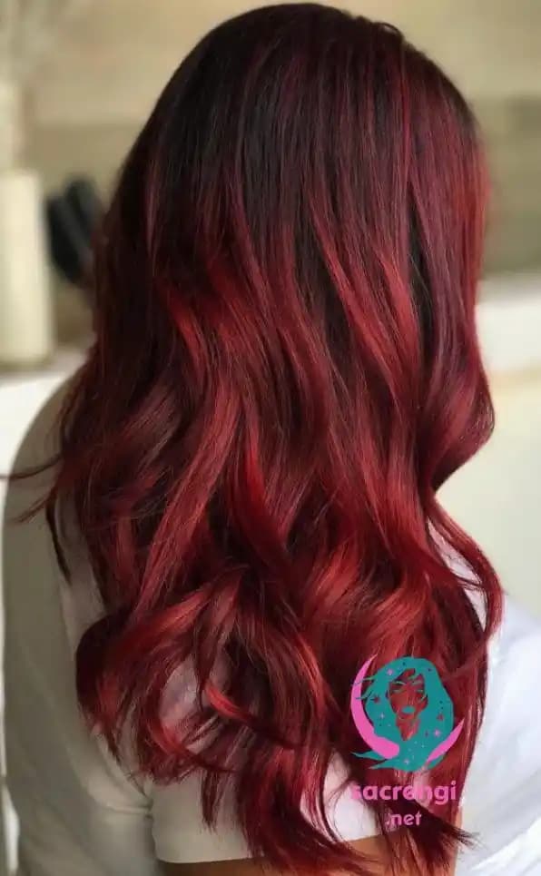 Parlak Ateş Kızılı Saç Rengi: Uygulama ve Bakım İpuçlarıyla Canlı Görünüm