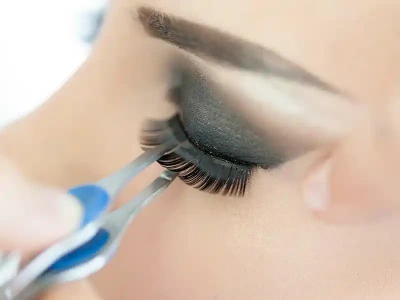 Pratik Kirpik Takma ve Göz Makyajı İpuçlarıyla Doğal Güzelliğinizi Artırın