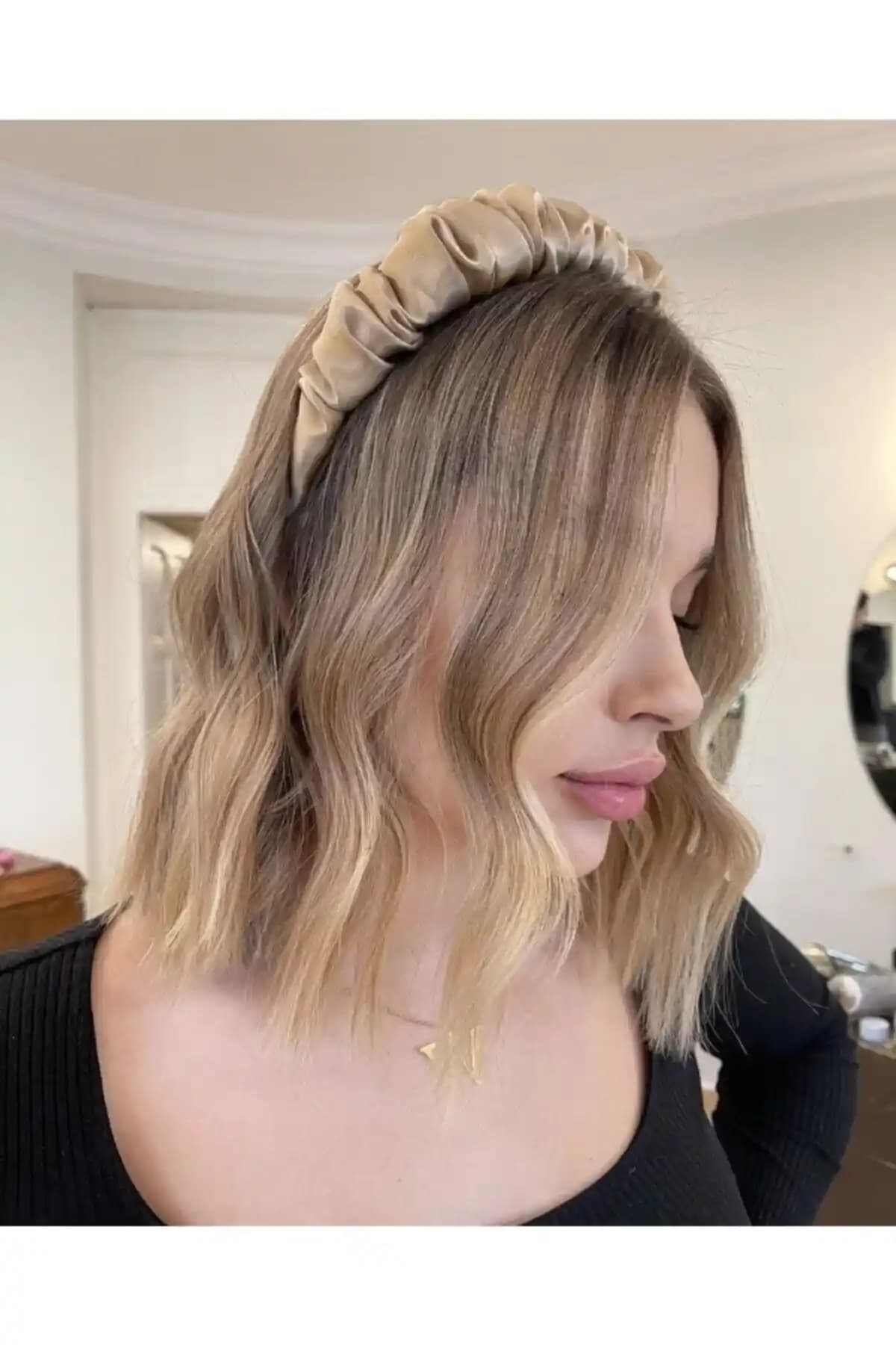 Saç Aksesuarlarında Büzgülü Detaylar: Stil ve Fonksiyonelliğin Birlikte Sunumu