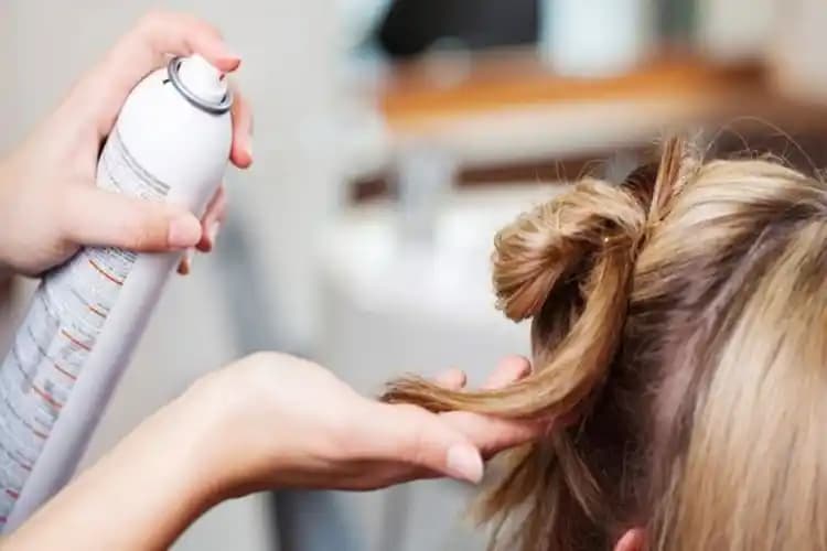 Saç Spreyi Uygulama Rehberi: Doğru Kullanım Teknikleri ve İpuçları