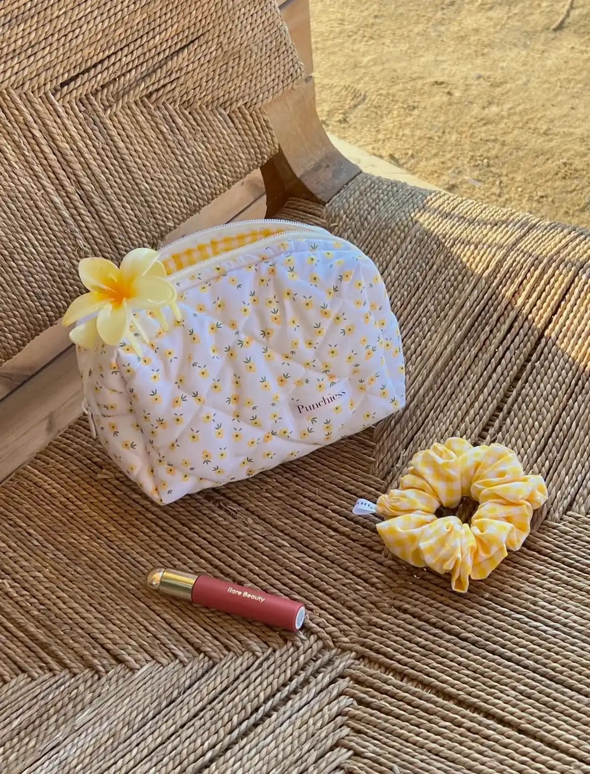 Sarı Çiçekli Makyaj Çantaları: Renk ve Tasarımda Yenilikçi Seçenekler